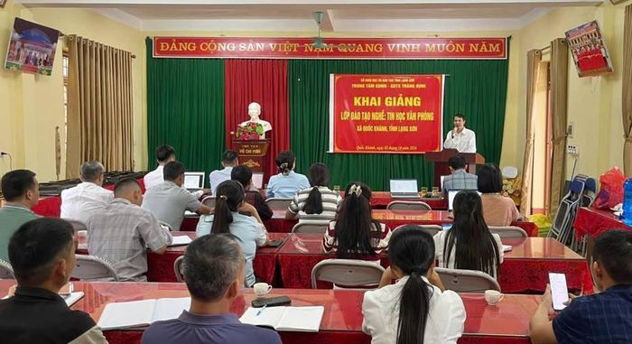 Học viên tham gia Khai giảng lớp Đào tạo nghề Tin học văn phòng tại xã Quốc Khánh, tỉnh Lạng Sơn