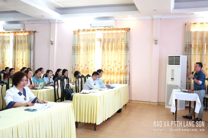 Các đại biểu được hướng dẫn thực hiện đánh giá mô hình “Công dân học tập”