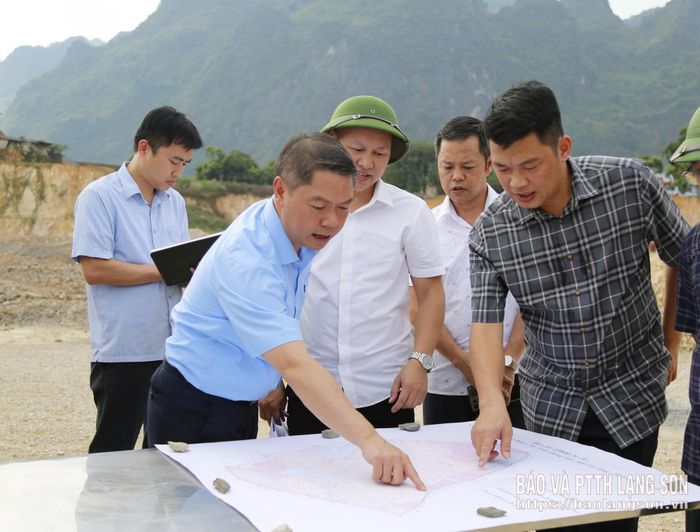 Đồng chí Đoàn Thanh Sơn, Phó Chủ tịch UBND tỉnh kiểm tra tại dự án Khu đô thị phía Đông Nam, thị trấn Đồng Mỏ cũ