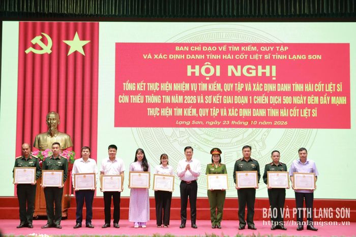 Đồng chí Đinh Hữu Học, Ủy viên Ban Thường vụ Tỉnh ủy, Phó Chủ tịch Thường trực UBND tỉnh, Trưởng Ban Chỉ đạo tỉnh trao Bằng khen của Chủ tịch UBND tỉnh cho các tập thể xuất sắc
