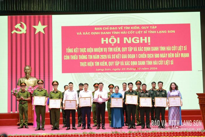 Đồng chí Đinh Hữu Học, Ủy viên Ban Thường vụ Tỉnh ủy, Phó Chủ tịch Thường trực UBND tỉnh, Trưởng Ban Chỉ đạo tỉnh trao Bằng khen của Chủ tịch UBND tỉnh cho các cá nhân xuất sắc