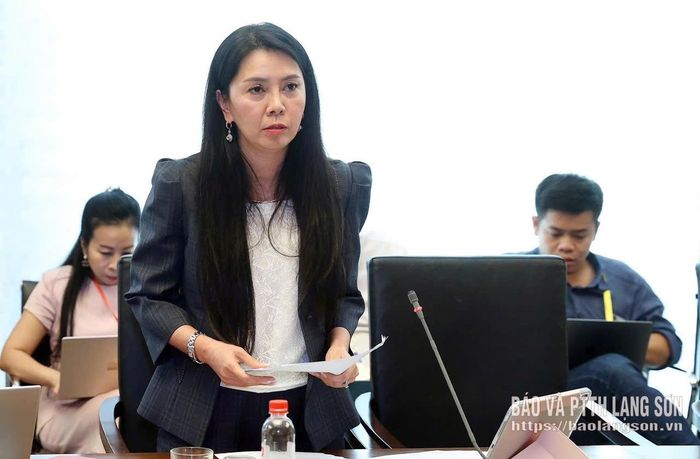 Đại biểu Đoàn Thu Hà, Phó Bí thư Tỉnh ủy, Trưởng Đoàn đại biểu Quốc hội tỉnh phát biểu thảo luận tại tổ