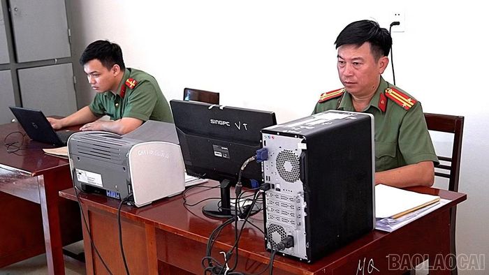 Công an xã Trấn Yên chú trọng nâng cao năng lực cho cán bộ, chiến sĩ trong công tác phòng ngừa, đấu tranh với tội phạm trên không gian mạng.