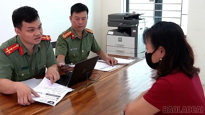 Công an xã Trấn Yên nhắc nhở, tuyên truyền, hướng dẫn cách nhận diện tin giả, tin sai sự thật trên không gian mạng cho người dân tránh việc tái phạm.