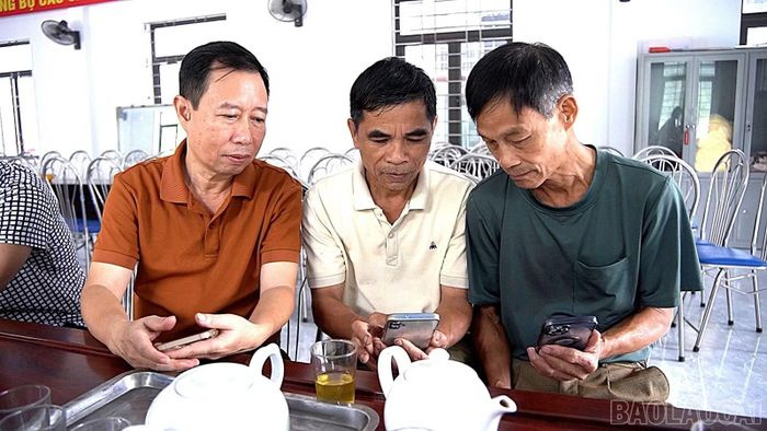 Người dân giúp nhau nhận diện tin giả, tin sai sự thật tại các tổ dân phố, khu dân cư.