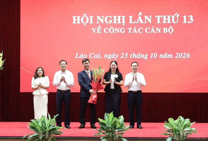 Lãnh đạo Ủy ban Kiểm tra Tỉnh ủy và lãnh đạo Ban Tuyên giáo Tỉnh ủy tặng hoa chúc mừng đồng chí Nguyễn Minh Toàn.