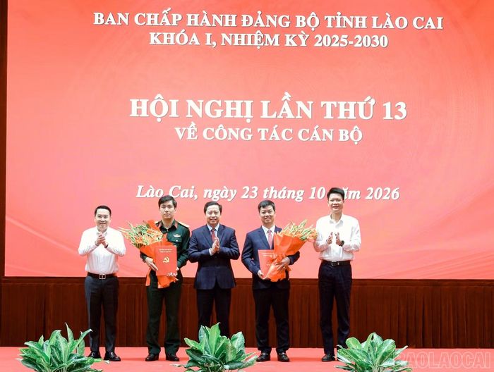 Bí thư Tỉnh ủy Dương Quốc Huy và các đồng chí Thường trực Tỉnh ủy trao quyết định và tặng hoa chúc mừng các đồng chí được nhận nhiệm vụ mới.