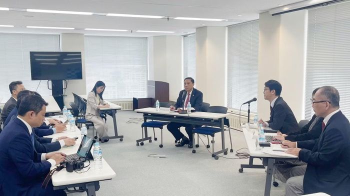 Đồng chí Hoàng Giang - Phó Bí thư Thường trực Tỉnh ủy, Chủ tịch HĐND tỉnh Lào Cai và ông Yasushi Ninomiya - Tổng Giám đốc JETRO Osaka chủ trì buổi làm việc.