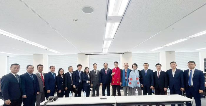 Đoàn đại biểu tỉnh Lào Cai chụp ảnh lưu niệm với lãnh đạo JETRO Osaka.