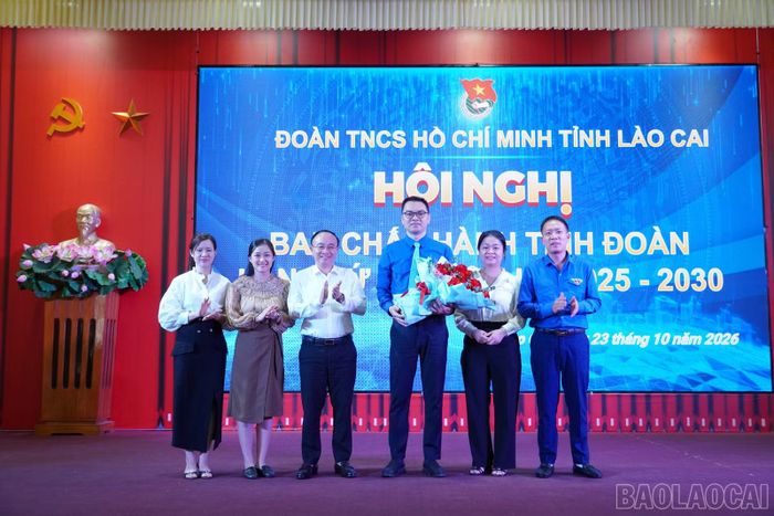Lãnh đạo xã Bát Xát cùng đoàn công tác của xã tặng hoa chúc mừng đồng chí Lê Hà Khương Anh.