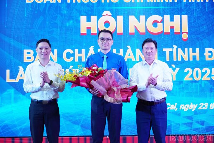 Các đồng chí Lãnh đạo Ban Tổ chức Tỉnh ủy, lãnh đạo Ủy ban MTTQ Việt Nam tỉnh tặng hoa chúc mừng tân Phó Bí thư Tỉnh đoàn Lê Hà Khương Anh.
