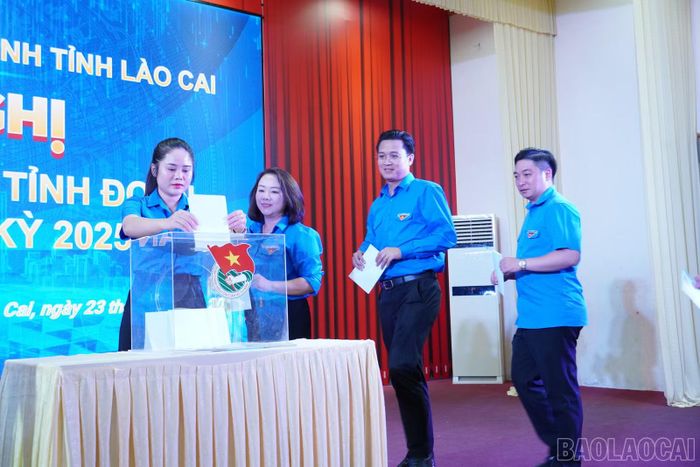 Các đại biểu bỏ phiếu bầu bổ sung Ủy viên Ban Chấp hành, Ủy viên Ban Thường vụ và chức danh Phó Bí thư Tỉnh đoàn Lào Cai khóa I, nhiệm kỳ 2025 - 2030 đối với đồng chí Lê Hà Khương Anh.