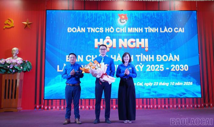 Các đồng chí lãnh đạo Tỉnh đoàn tặng hoa chúc mừng đồng chí Lê Hà Khương Anh.