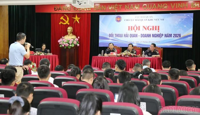 Các đại biểu trao đổi về giải pháp tháo gỡ vướng mắc trong hoạt động xuất nhập khẩu hàng hóa qua biên giới.