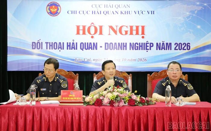 Lãnh đạo Chi cục Hải quan khu vực VII giải đáp kiến nghị, hướng dẫn doanh nghiệp tháo gỡ khó khăn, vướng mắc trong quá trình thực hiện thủ tục hải quan và chính sách thuế xuất nhập khẩu.