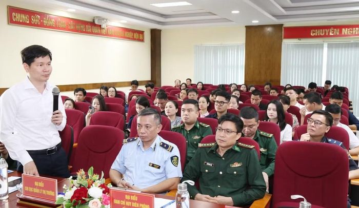 Đại diện các sở, ngành chức năng tỉnh Lào Cai giải đáp kiến nghị, tháo gỡ khó khăn, vướng mắc cho doanh nghiệp tại hội nghị đối thoại.