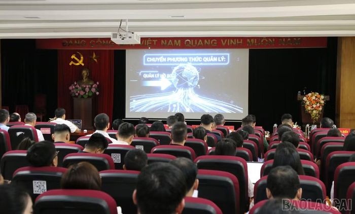 Đại diện Phòng Nghiệp vụ hải quan phổ biến các chính sách pháp luật mới liên quan đến lĩnh vực hải quan và thuế xuất nhập khẩu.