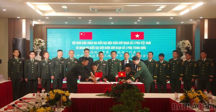 Đại diện đoàn đại biểu hai nước thực hiện nghi thức ký kết biên bản ghi nhớ bằng hai ngôn ngữ Việt - Trung.