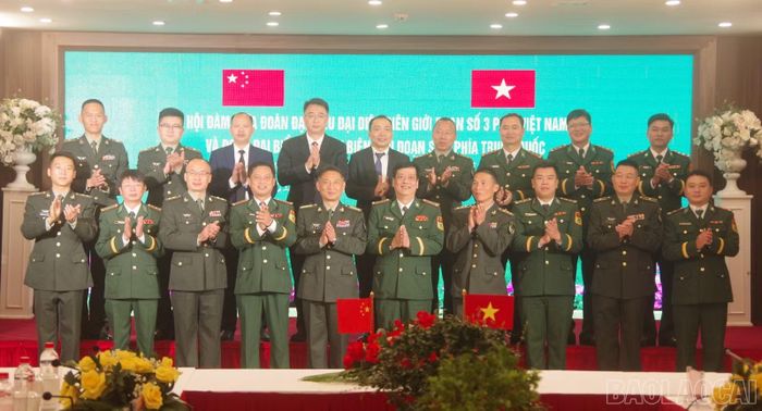 Đoàn đại biểu biên giới đoạn số 3 phía Việt Nam và phía Trung Quốc chụp ảnh lưu niệm sau thành công của buổi hội đàm.