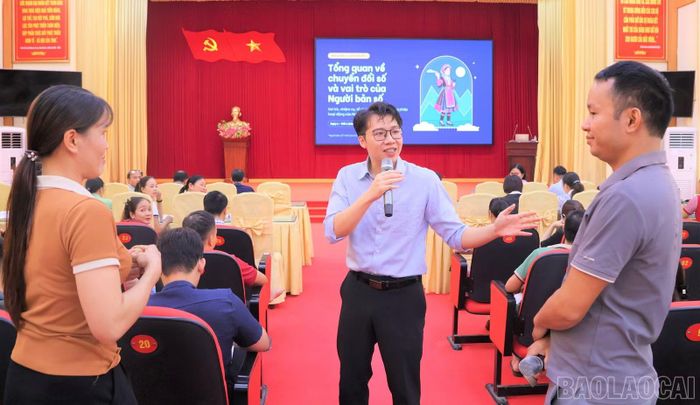 Các giảng viên và học viên trao đổi trong quá trình tham gia lớp tập huấn.