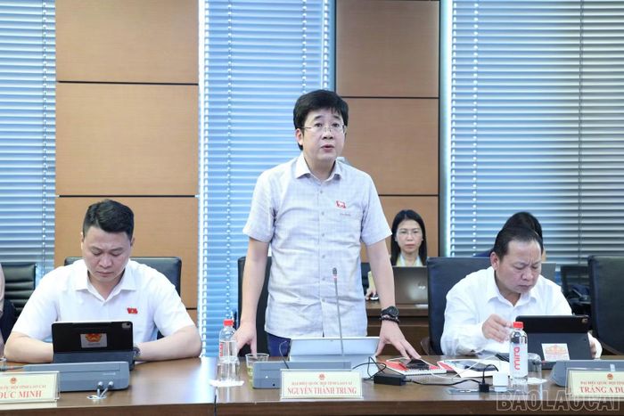 Đại biểu Nguyễn Thành Trung góp ý vào dự án Luật Ngân sách nhà nước.