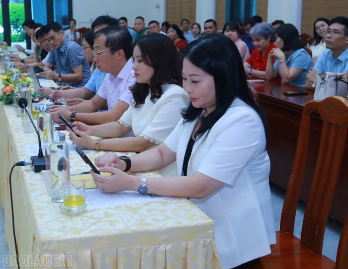 Các đại biểu cập nhật phần mềm SchoolFoodSafe Map.