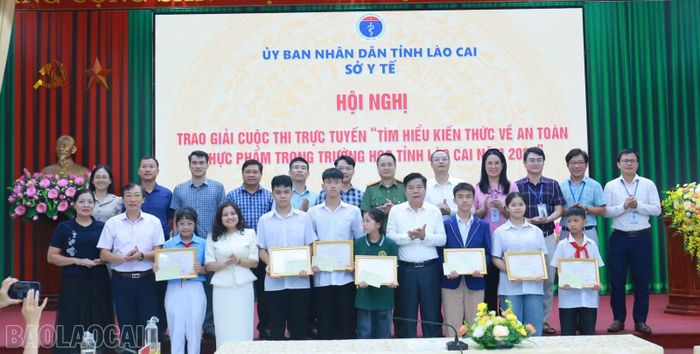Ban tổ chức trao giải cho các học sinh đạt thành tích xuất sắc tham dự hội thi.