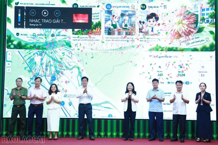 Các đại biểu khai trương Bản đồ an toàn thực phẩm trường học SchoolFoodSafe Map.