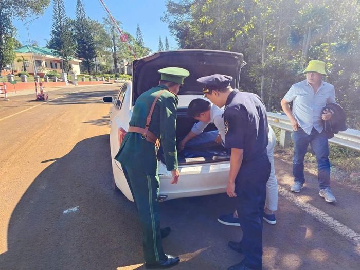 Hải quan Cửa khẩu Bu Prăng tăng cường kiểm tra, kiểm soát chặt chẽ người và phương tiện xuất nhập cảnh