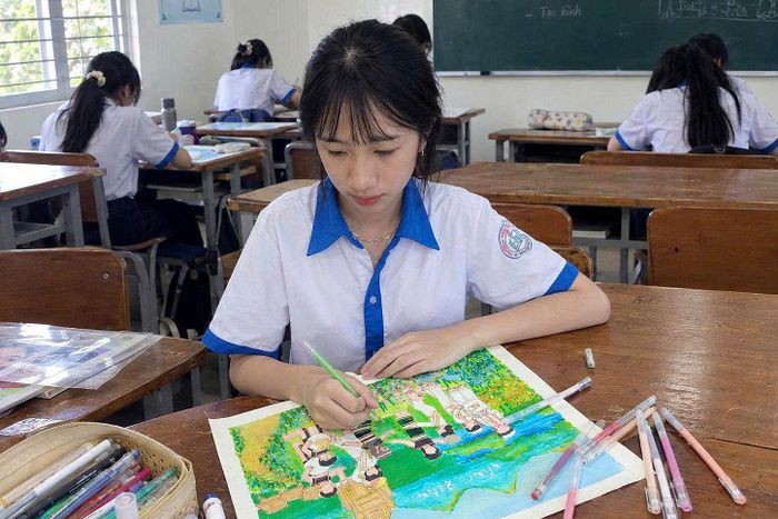 Em Thái Ngọc Hà Minh gửi gắm tình yêu với quê hương thông qua bức tranh có sự kết hợp giữa sắc hoa và sắc màu văn hóa các dân tộc