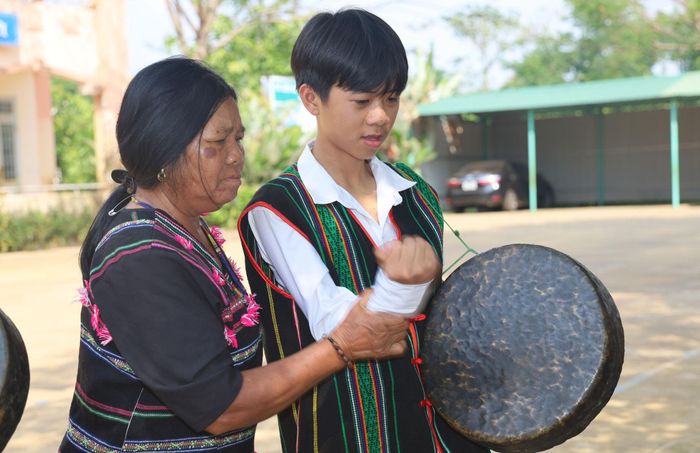 Mong ước lớn nhất của nghệ nhân H’Yông là có thể truyền dạy lại cách đánh cồng chiêng cho nhiều bạn trẻ
