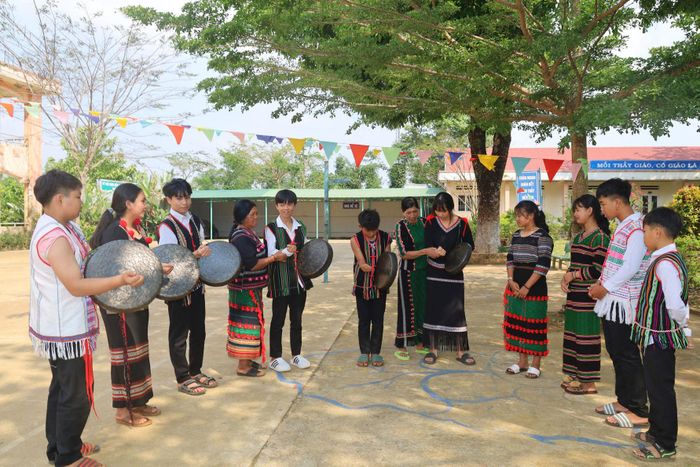 Nghệ nhân H’Yông luôn sẵn sàng, nhiệt tình hỗ trợ các nhà trường trong truyền dạy cồng chiêng cho học sinh