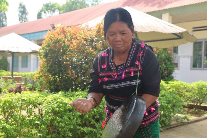 Nghệ nhân H’Yông đam mê đánh cồng chiêng từ những ngày còn trẻ