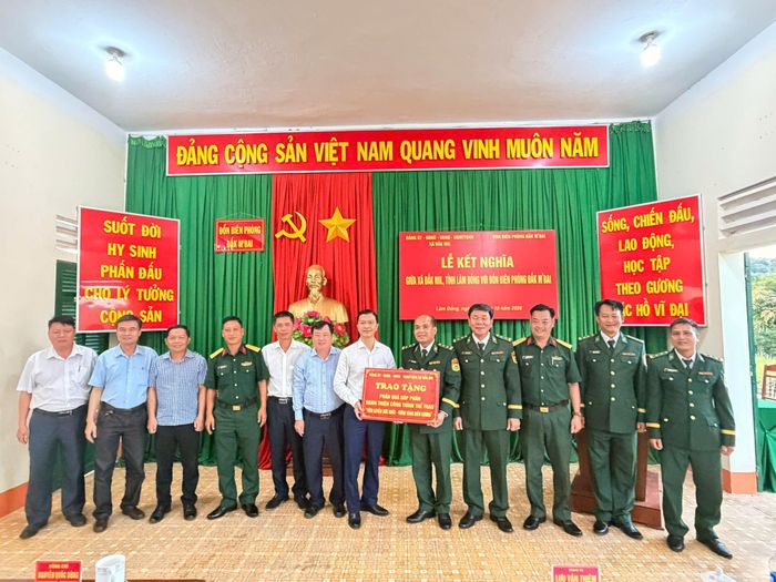 Dịp này, xã Đắk Mil trao tặng phần quà hỗ trợ hoàn thiện công trình thể thao “Rèn luyện sức khỏe - Vững vàng biên cương” tại Đồn Biên phòng Đắk M’Bai