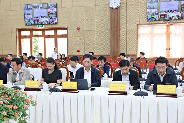 Lãnh đạo các sở, ngành dự hội nghị