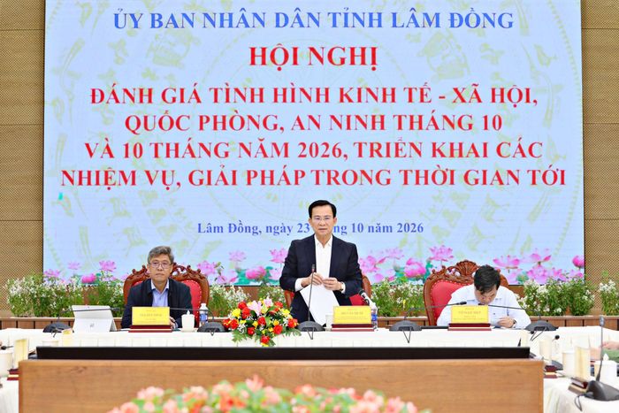 Ủy viên Ban Chấp hành Trung ương Đảng, Phó Bí thư Tỉnh ủy, Chủ tịch UBND tỉnh Hồ Văn Mười cùng các Phó Chủ tịch UBND tỉnh chủ trì hội nghị