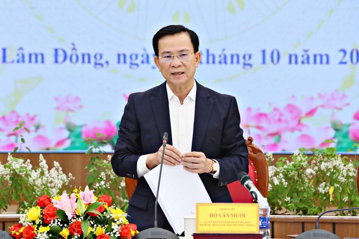 Ủy viên Ban Chấp hành Trung ương Đảng, Phó Bí thư Tỉnh ủy, Chủ tịch UBND tỉnh Hồ Văn Mười yêu cầu các sở, ngành, địa phương tập trung thực hiện tăng trưởng "2 con số"