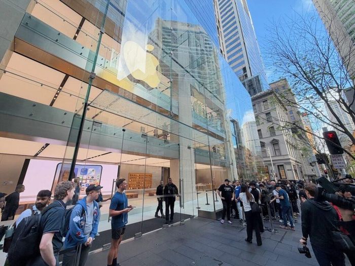 Xếp hàng bên ngoài Apple Store ở Sydney, Australia ngày 23/10. Ảnh: Tech Guide