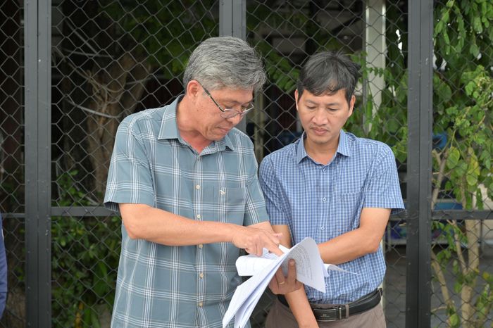 Ông Hoàng Văn Đồng, Phó Giám đốc phụ trách Ban Quản lý dự án đầu tư xây dựng khu vực Phan Thiết (bên phải) đang báo cáo với đồng chí Nguyễn Minh, Phó Chủ tịch UBND tỉnh Lâm Đồng trong đợt khảo sát dự án Sửa chữa, nâng cấp đường Trần Quý Cáp giữa tháng 10/2026