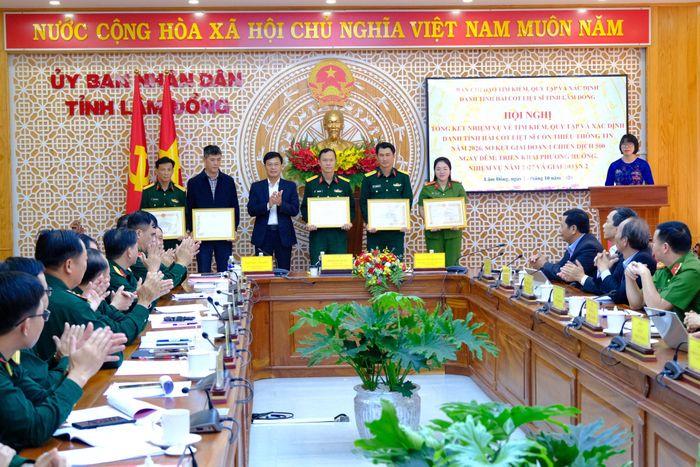 Đồng chí Đinh Văn Tuấn, Phó Chủ tịch UBND tỉnh trao tặng Bằng khen của Chủ tịch UBND tỉnh cho các tập thể và cá nhân có thành tích xuất sắc trong thực hiện nhiệm vụ tìm kiếm, quy tập và xác định danh tính hài cốt liệt sĩ