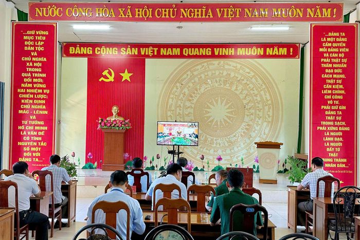 Lãnh đạo Đảng ủy, UBND xã Đắk Song dự và theo dõi Hội nghị tổng kết nhiệm vụ năm 2026, sơ kết giai đoạn 1 “Chiến dịch 500 ngày đêm đẩy mạnh thực hiện tìm kiếm, quy tập và xác định danh tính hài cốt liệt sĩ”. (Ảnh: Lê Phước)