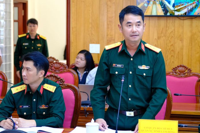 Trung tá Trần Xuân Hổ, Đội trưởng Đội Tìm kiếm, quy tập hài cốt liệt sĩ K75, Bộ Chỉ huy Quân sự tỉnh Lâm Đồng báo cáo tiến độ thực hiện nhiệm vụ tại hội nghị