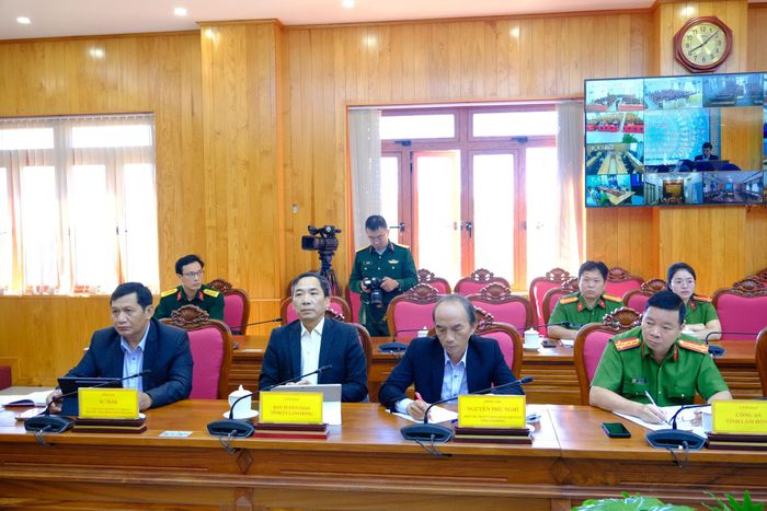 Đồng chí K’ Mák, Ủy viên Ban Thường vụ Tỉnh ủy, Phó Chủ tịch HĐND tỉnh (hàng đầu, ngoài cùng bên trái) cùng đại diện lãnh đạo các cơ quan, đơn vị tham dự hội nghị