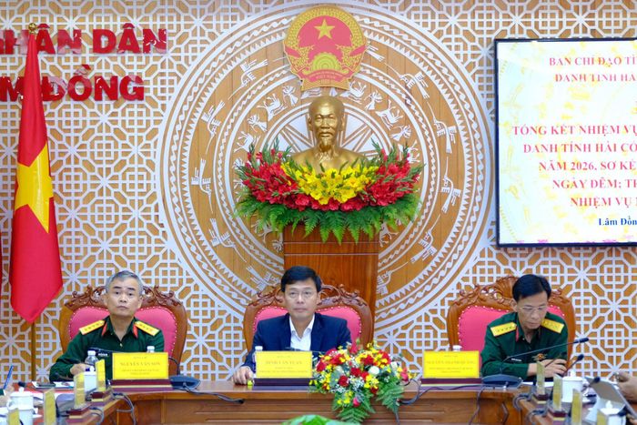 Các đồng chí Đinh Văn Tuấn, Phó Chủ tịch UBND tỉnh, Trưởng Ban Chỉ đạo tỉnh (ở giữa); Đại tá Nguyễn Văn Sơn, Chính ủy Bộ Chỉ huy Quân sự tỉnh, Phó trưởng Ban Thường trực Ban Chỉ đạo tỉnh (ngoài cùng bên trái); Đại tá Nguyễn Thanh Quảng, Phó Chính ủy Bộ Chỉ huy Quân sự tỉnh, Phó trưởng Ban Chỉ đạo tỉnh (ngoài cùng bên phải) đồng chủ trì hội nghị