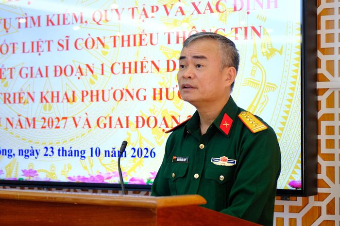 Đại tá Nguyễn Văn Sơn, Chính ủy Bộ Chỉ huy Quân sự tỉnh, Phó trưởng Ban Thường trực Ban Chỉ đạo tỉnh Lâm Đồng phát biểu tại hội nghị