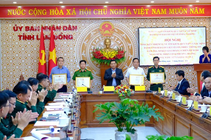 Đồng chí K’ Mák, Ủy viên Ban Thường vụ Tỉnh ủy, Phó Chủ tịch HĐND tỉnh trao tặng Bằng khen của Chủ tịch UBND tỉnh cho các tập thể và cá nhân có thành tích xuất sắc trong thực hiện nhiệm vụ tìm kiếm, quy tập và xác định danh tính hài cốt liệt sĩ