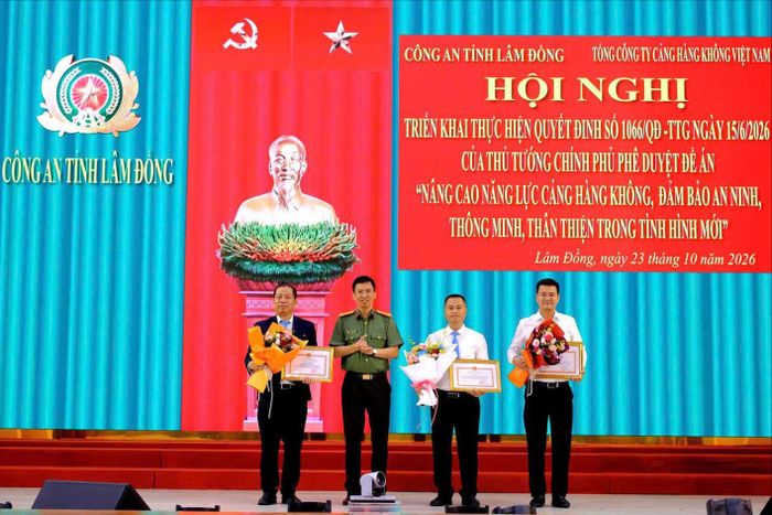 Các cá nhân, tập thể được khen thưởng tại hội nghị