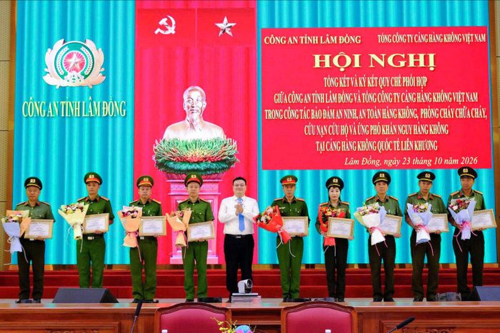 Các cá nhân, tập thể được khen thưởng tại hội nghị