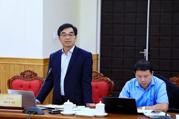 Phó Giám đốc Sở Y tế Lâm Đồng Đặng Thức Anh Vũ báo cáo thực trạng và đề xuất một số nội dung sắp tới để từng bước hoàn thiện mạng lưới y tế cơ sở