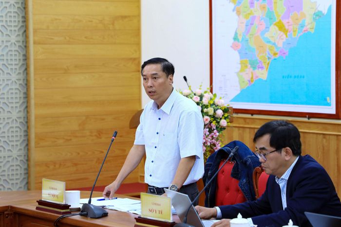 Phó Giám đốc Sở Nội vụ Lâm Đồng Nguyễn Đức Vũ trao đổi về vấn đề tổ chức bộ máy, nhân lực tại mạng lưới y tế cơ sở